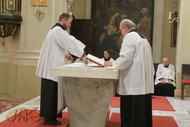 kromě plachty je přinesen i misál a svíce