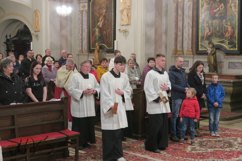 za zvuku klapaček je přineseno Tělo Páně