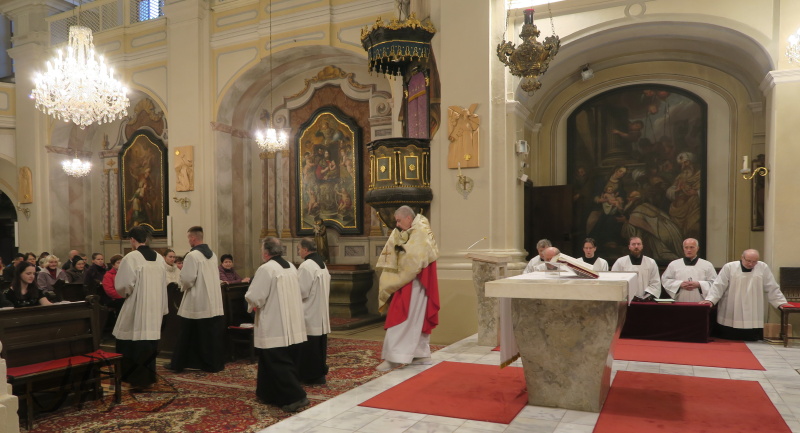 po svatém přijímání je Tělo Páně opět přeneseno dozadu