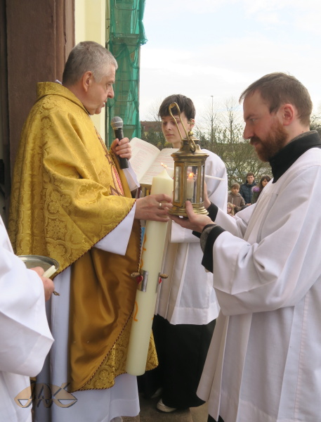 od lampy se zapaluje paškál