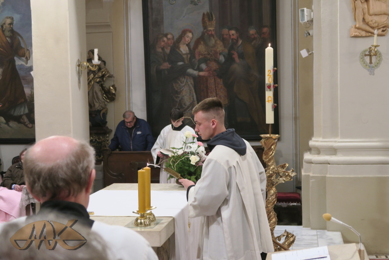 nejprve svíce na obětním stole