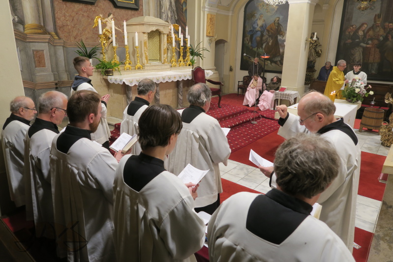 při žalmu s antifonou ALELUJA dnes stojíme