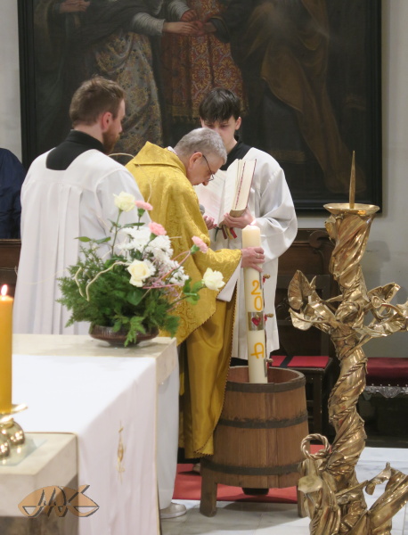 otec Alois noří do vody paškál