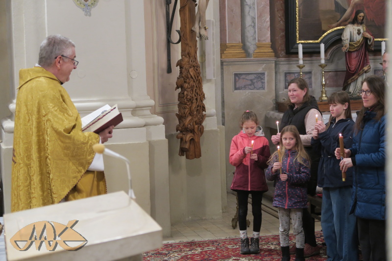 následuje obnova křestního slibu