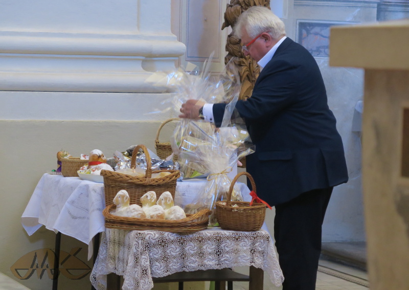 na stolečcích se houfují beránci a jiné pokrmy k požehnání