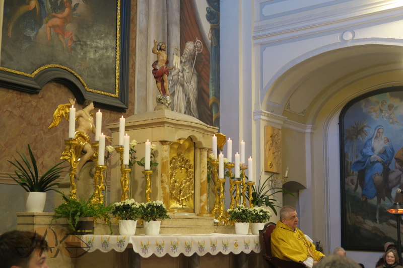 nad svatostánkem je soška vzkříšeného Krista