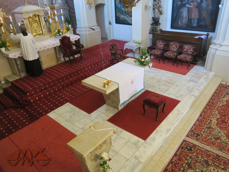 presbytář je připraven na slavnost