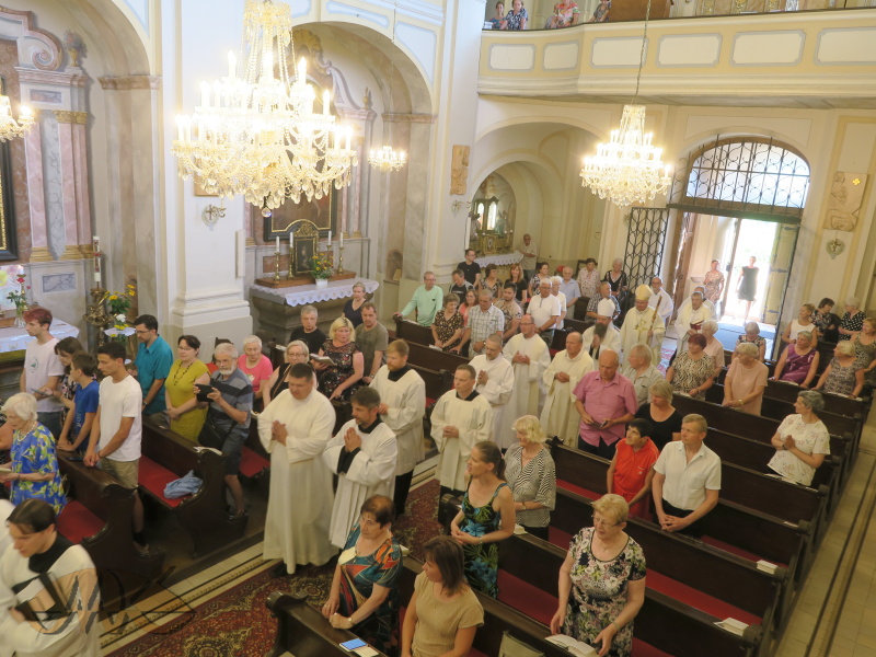 za ministranty přicházejí muži, kteří přijmou službu akolyty