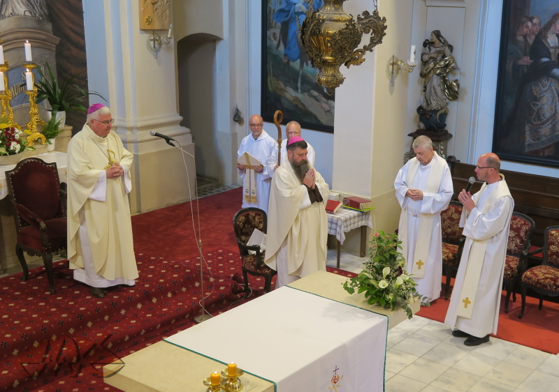 otec Jiří vítá pana biskupa Pavla Konzbula