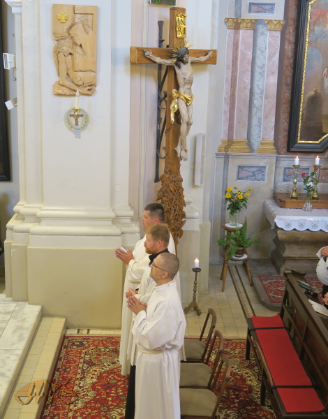 budoucí akolyté mají židličky pod stupni presbytáře