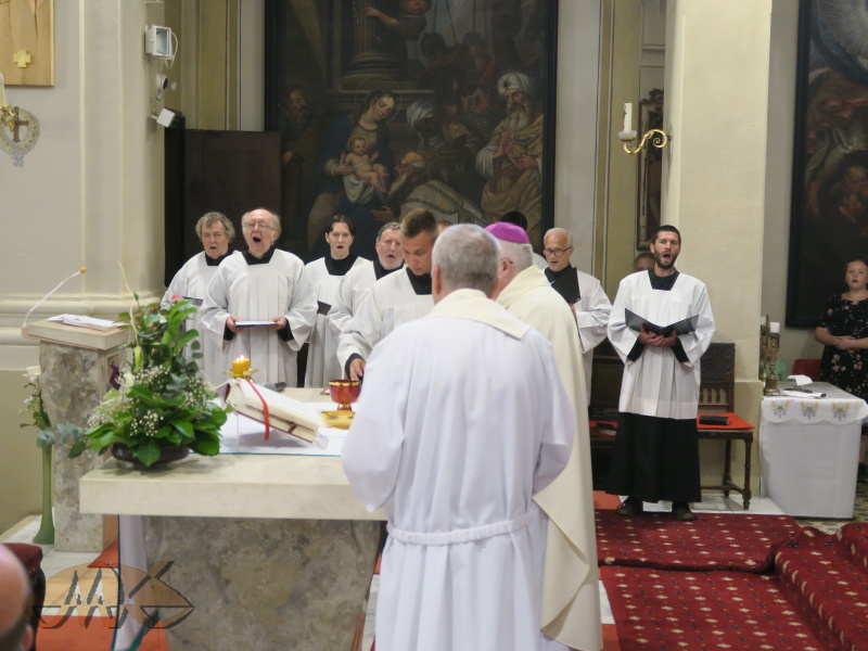 na začátek bohoslužby oběti zpívá schola s Bárou Dürr Cacciniho Ave Maria