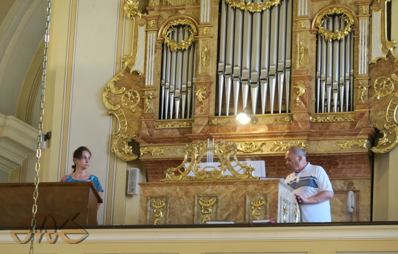 na kůru je připravena Bára na Panis Angelicus