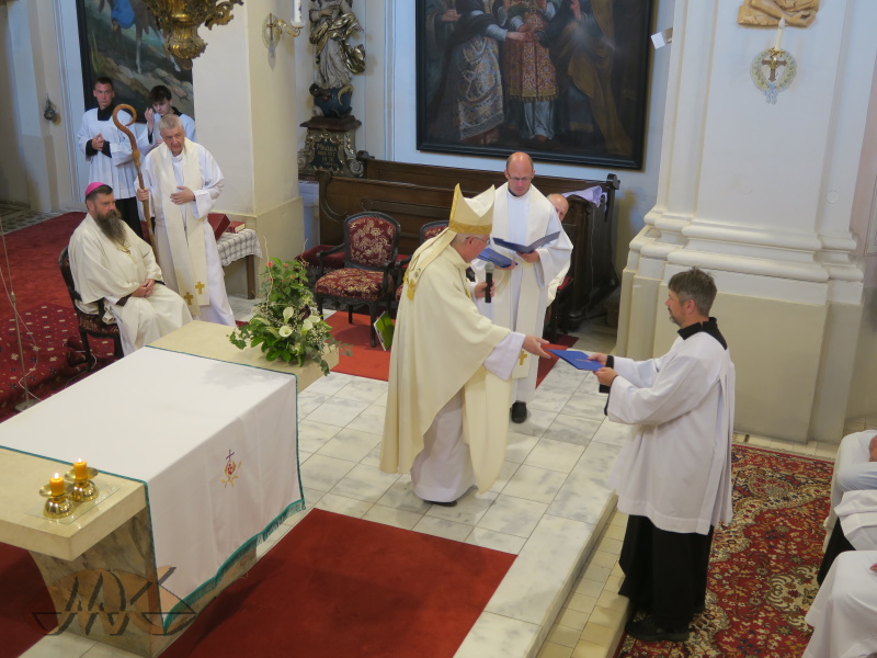 na závěr ještě noví akolyté dostávají dekret