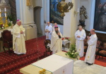 otec Jiří vítá pana biskupa Pavla Konzbula