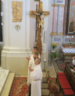 budoucí akolyté mají židličky pod stupni presbytáře