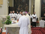 na začátek bohoslužby oběti zpívá schola s Bárou Dürr Cacciniho Ave Maria